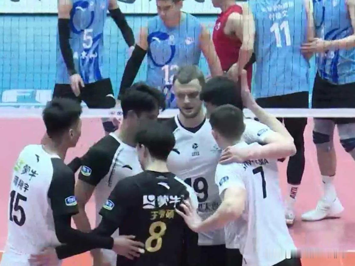 决胜局20-22！河北男排2-3爆冷负于广东男排！12月14日下午，25/26