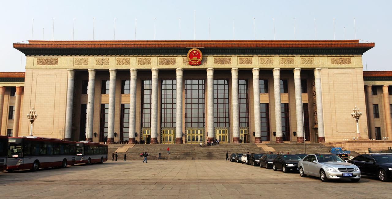 特总统发布了白宫扩建图。简直是在效仿人民大会堂。但是，蛮夷只得其表，未得其精髓。