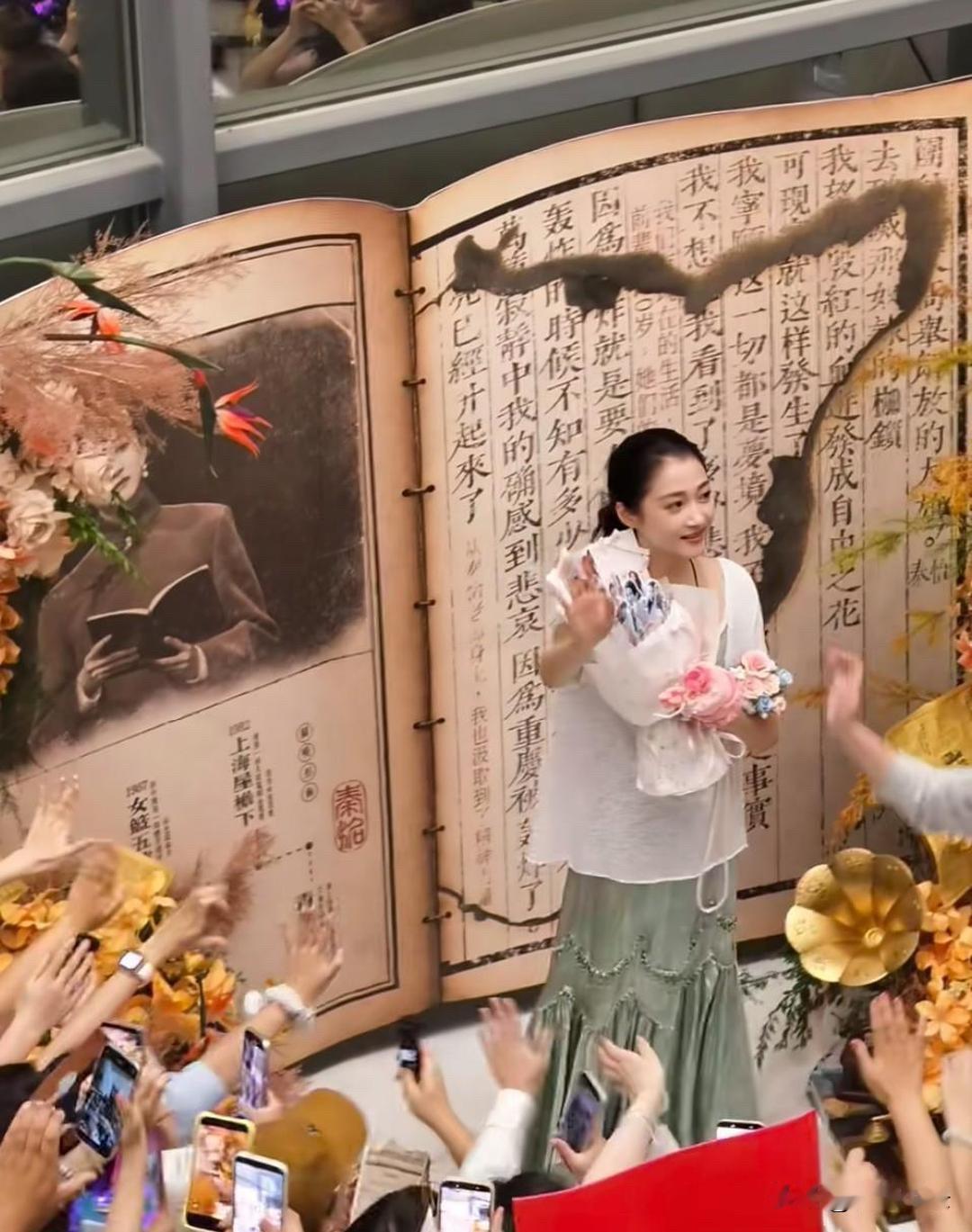 成都活动现场路人偶遇关晓彤！一身简约松弛日常穿搭出镜，浅白宽松V领短袖，内搭小吊