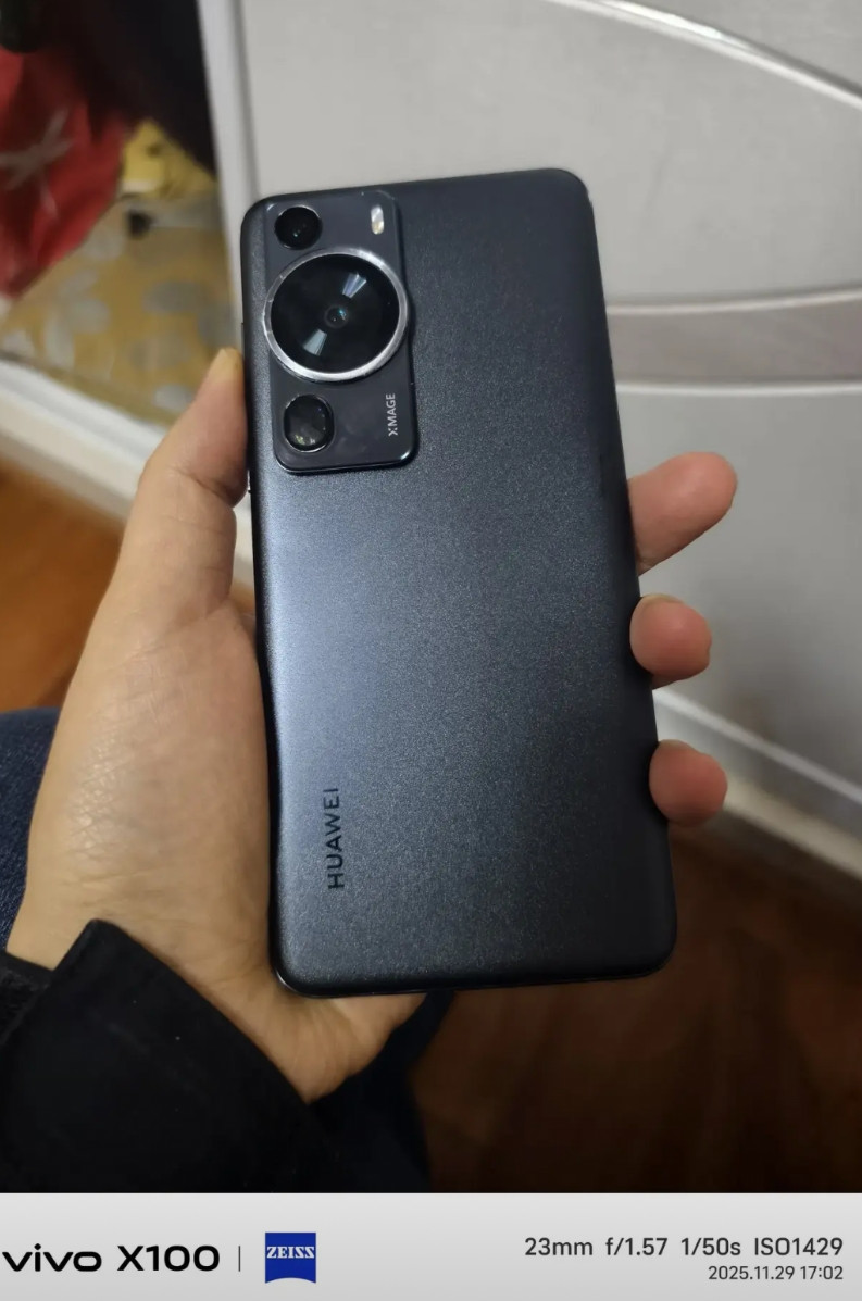 老旗舰太难卖了，以前6000多的旗舰机现在1100都卖不掉了，手机功能都是正常的