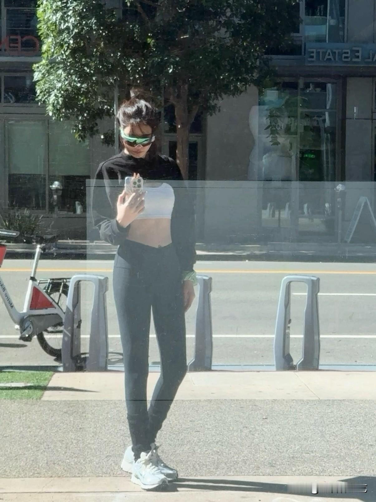 2日，演员李智雅在个人Instagram上传了多张照片。照片中，李智雅身穿紧身裤