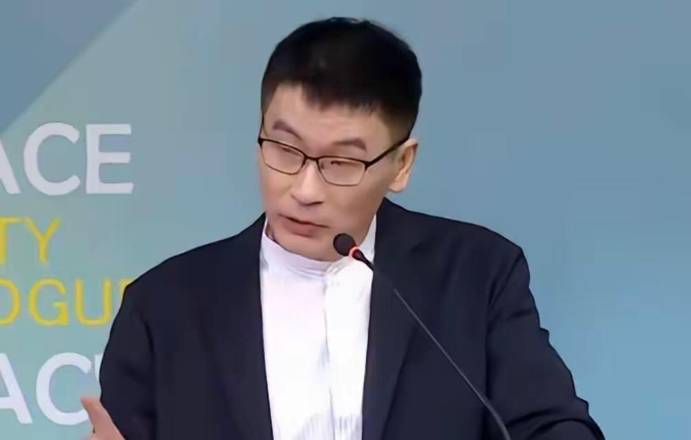 请大家记住下边这张脸，他是台湾陆委会发言人梁文杰，昨天赤裸裸地对台湾籍的明星提出