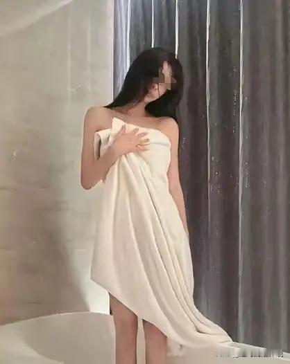 在繁华的中山城，有一段令人扼腕叹息的情感故事。故事的主人公是一位善良纯真的女孩，