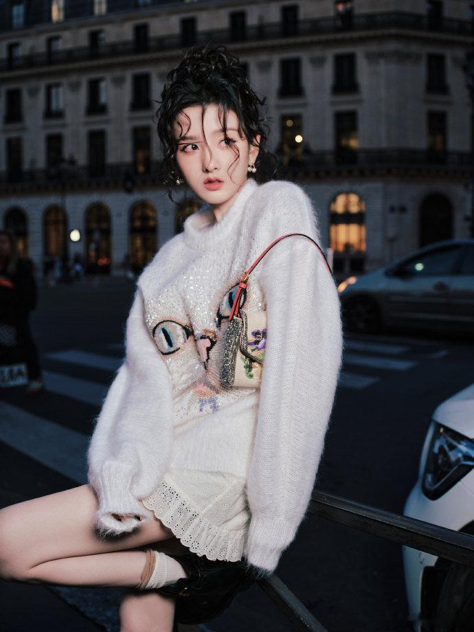 宋祖儿抱狗随拍宋祖儿小猫和小狗宋祖儿抱狗随拍，宋祖儿小猫和小狗，谁懂这两个萌物