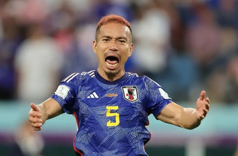 只是拿了个东亚杯冠军，日本国家队开始就飘了，居然想着拿2026年世界杯冠军。根