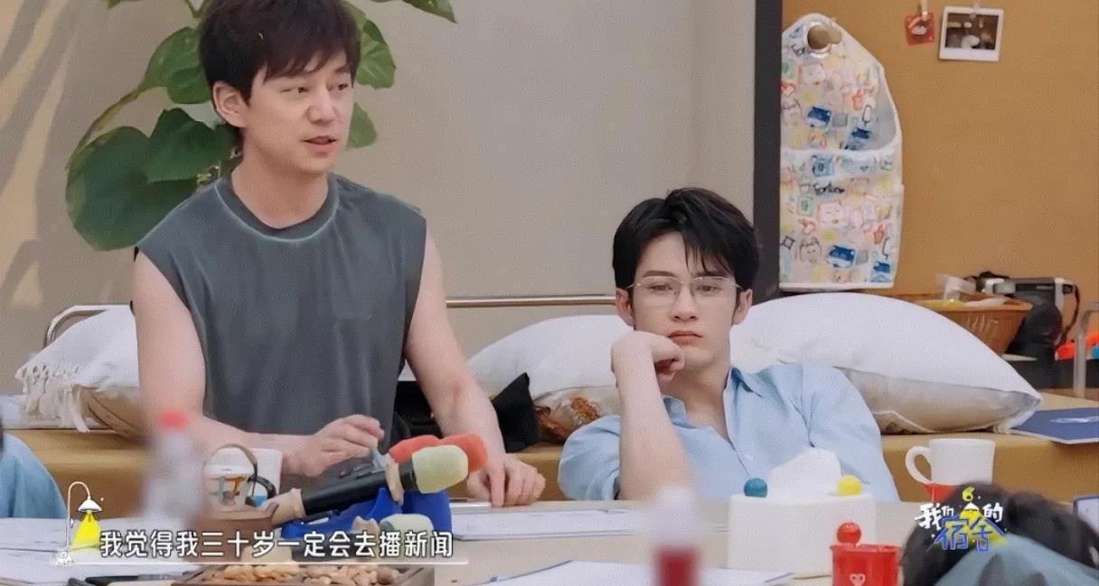 何炅24岁开始主持《快乐大本营》，他设想自己三十岁一定会去播新闻，他觉得自己