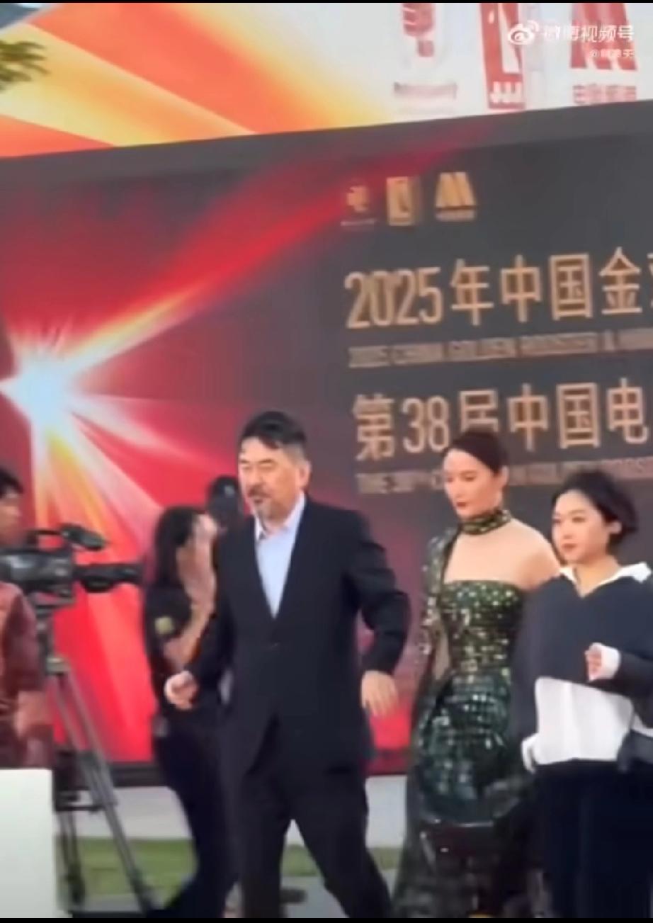 昨晚最尴尬的人就是四大爷了，打扮帅帅的和老婆走红毯，却不让牵手，好几次悄