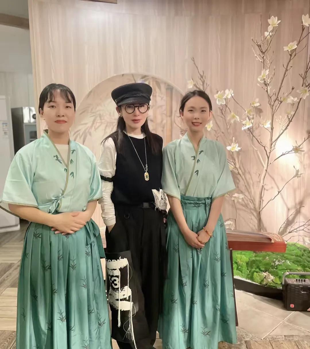 57岁张敏杭州现身引热议，容貌变化似网红引关注女星张敏自退出娱乐圈后，便逐渐淡