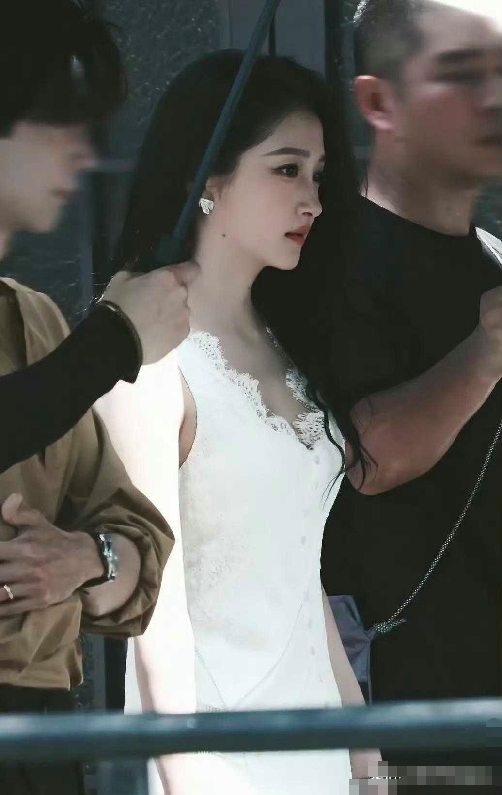 关晓彤迎来最佳赏味期，越来越有女人味了
