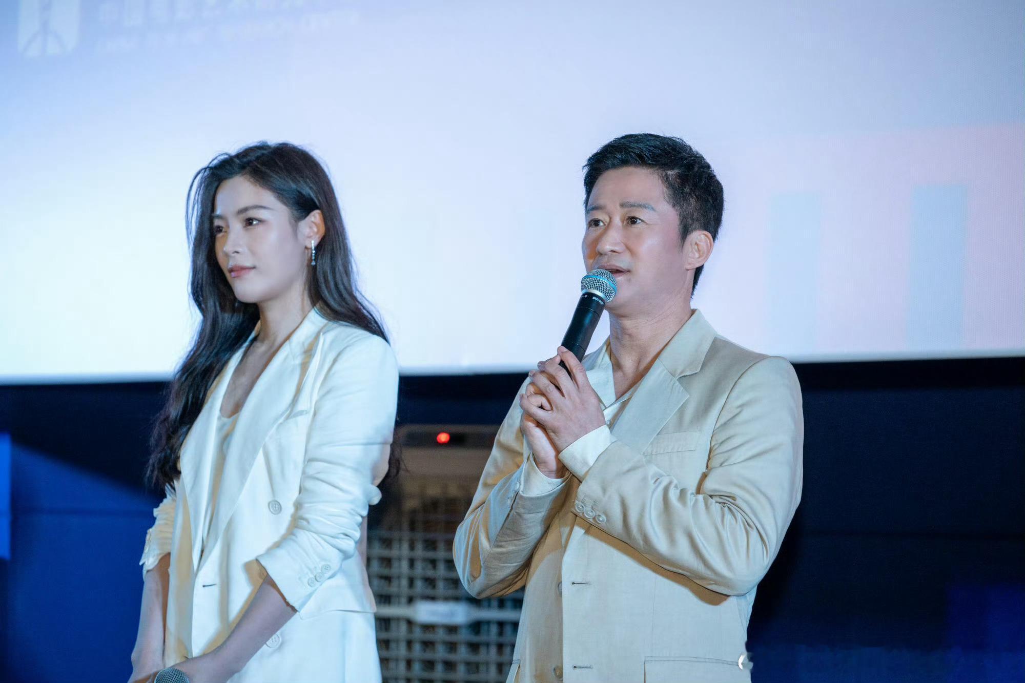 摄影师分享塞浦路斯中国电影周活动照片：陈丽君，非常非常漂亮，会发光那种！红气养人