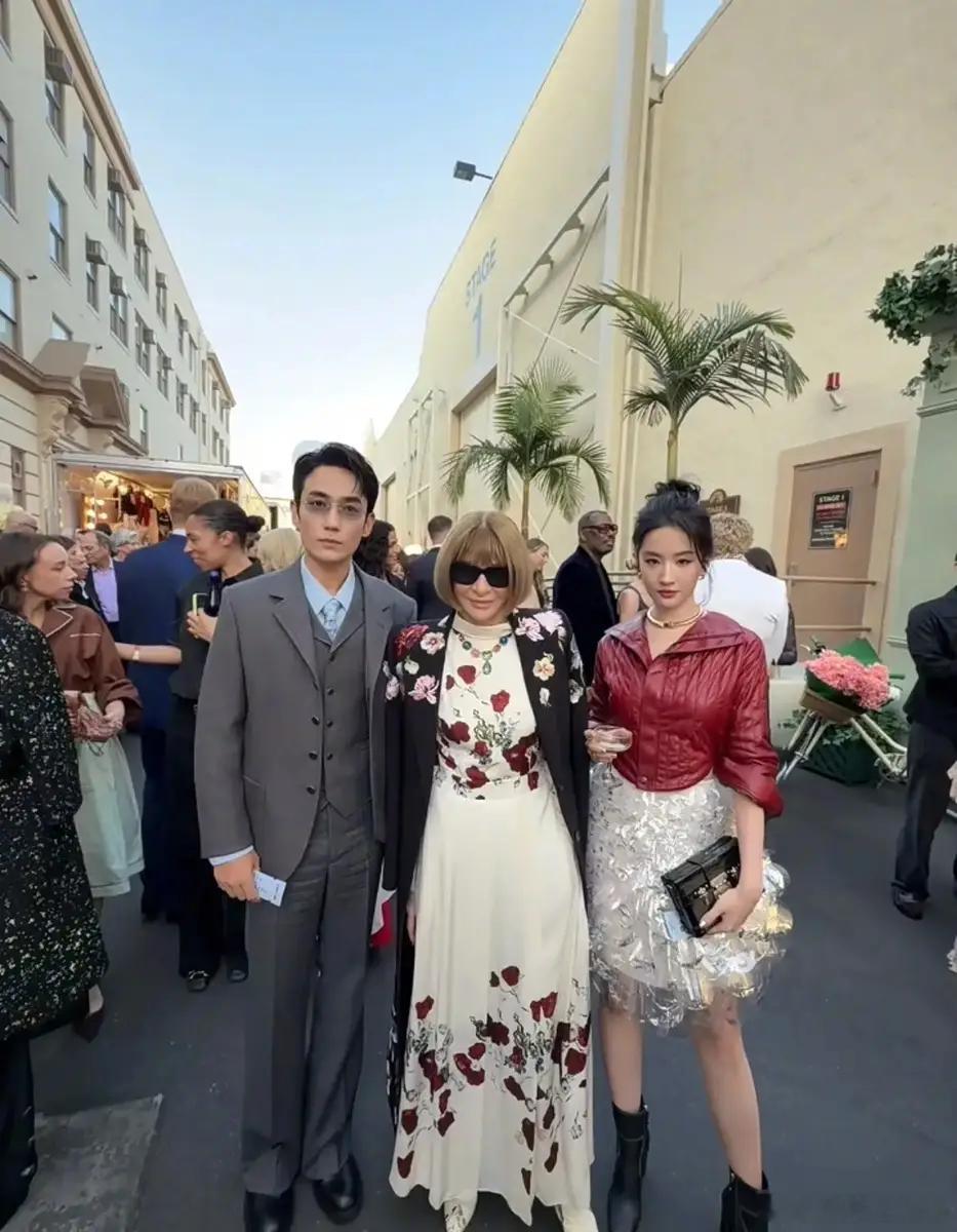 刘亦菲朱一龙同框看秀男帅女美超养眼27日,一组刘亦菲和朱一龙活动合照释出。图片