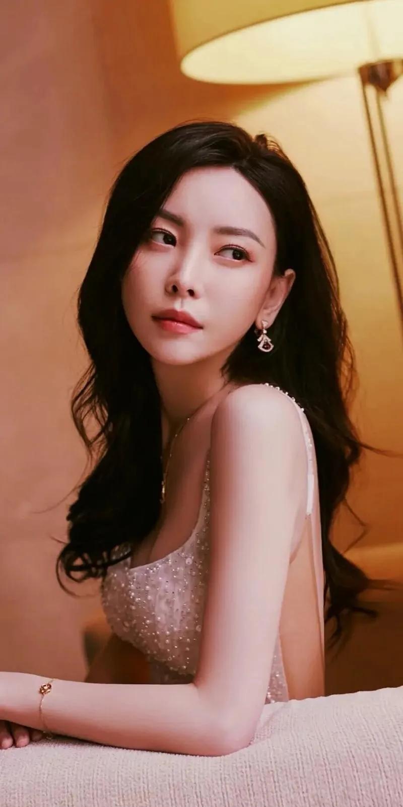 为什么《扫毒风暴》这部电视剧最近特别火呢？因为里面全是老戏骨，本以为反派里面有一
