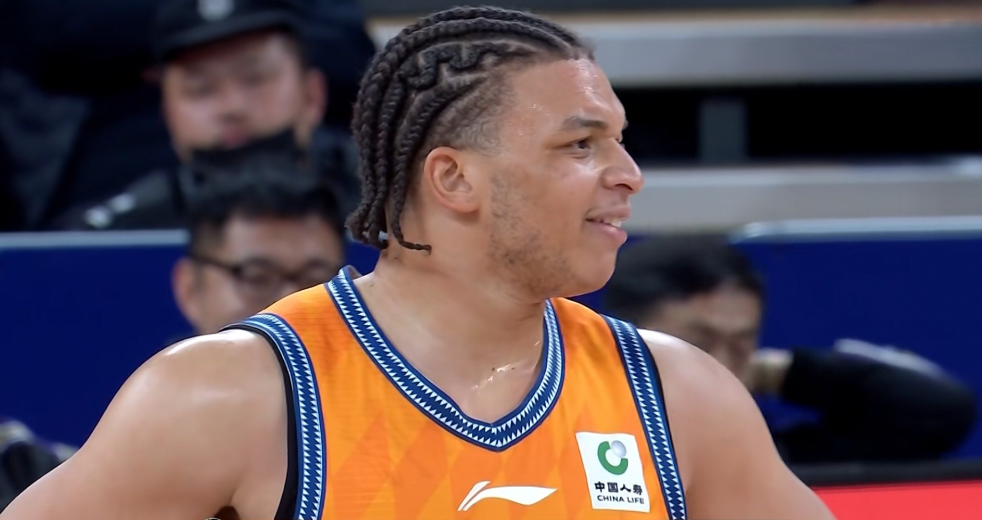 上海久事外援洛夫顿真是强的吓人！在今天上海久事主场迎战北京控股的比赛中，目前双方