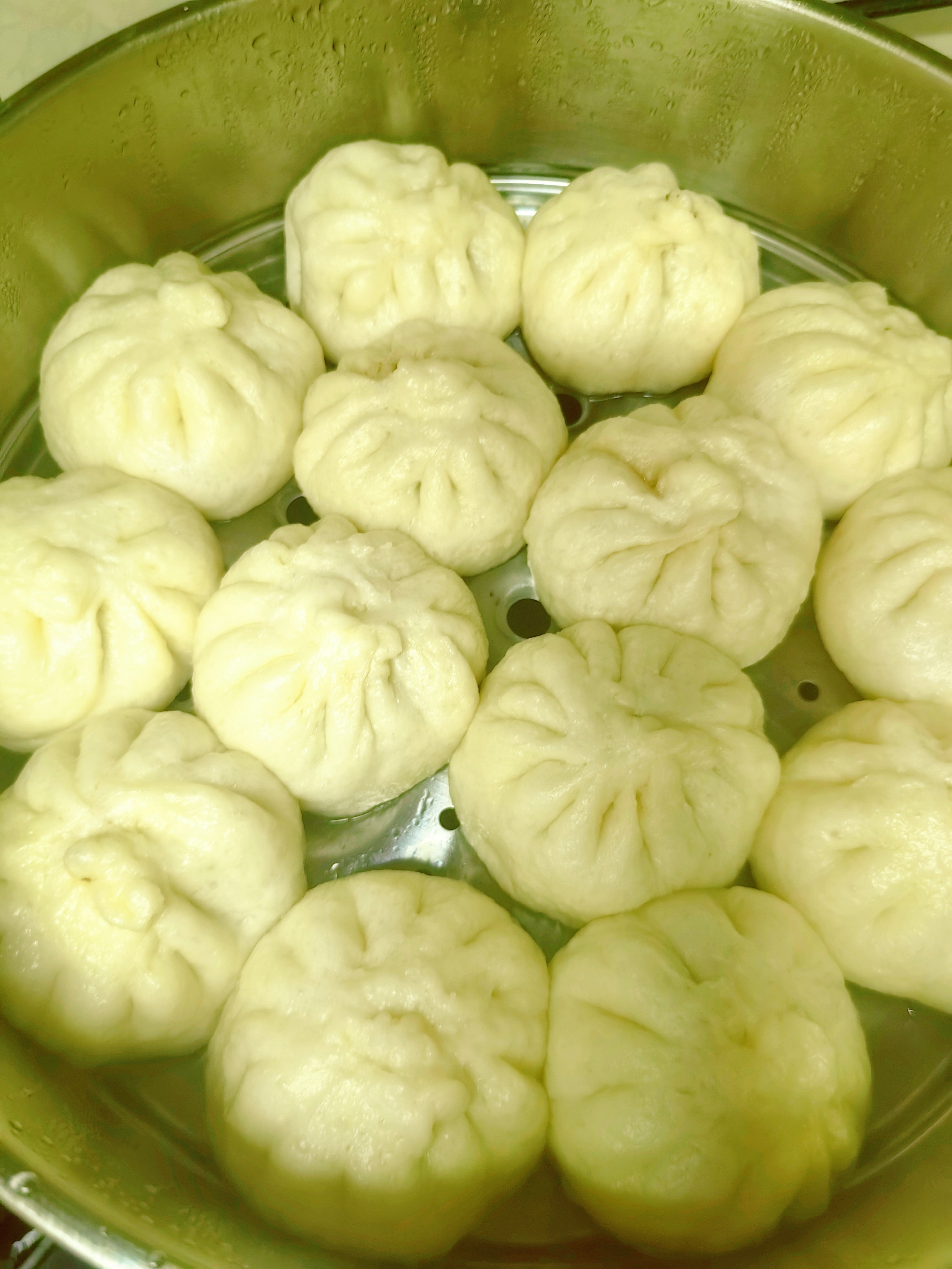 热腾腾新鲜出炉的白白胖胖的小包子～好久不下厨，电子秤都放坏了，凭感觉和的面，发得