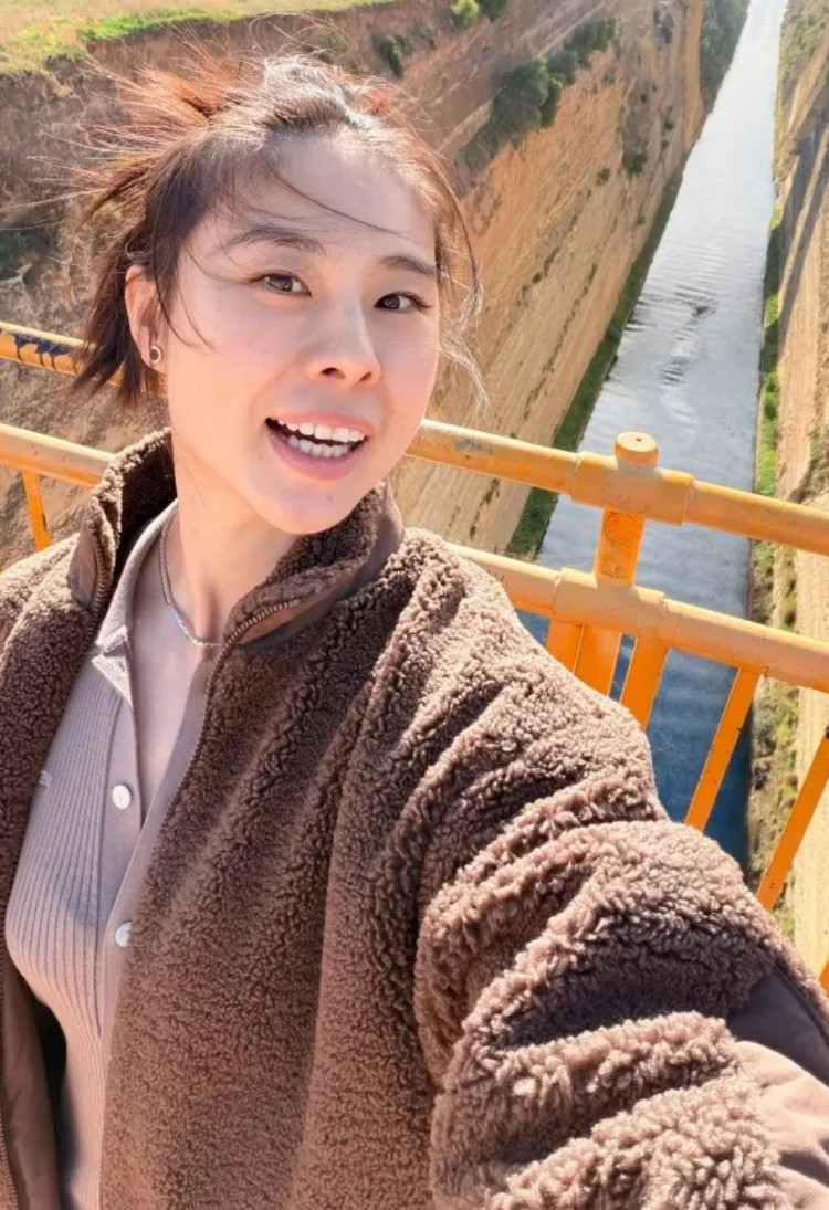 王思雨晒在希腊的游玩照：神明会老去爱琴海的风永远自由。但她的球迷和粉丝都在问