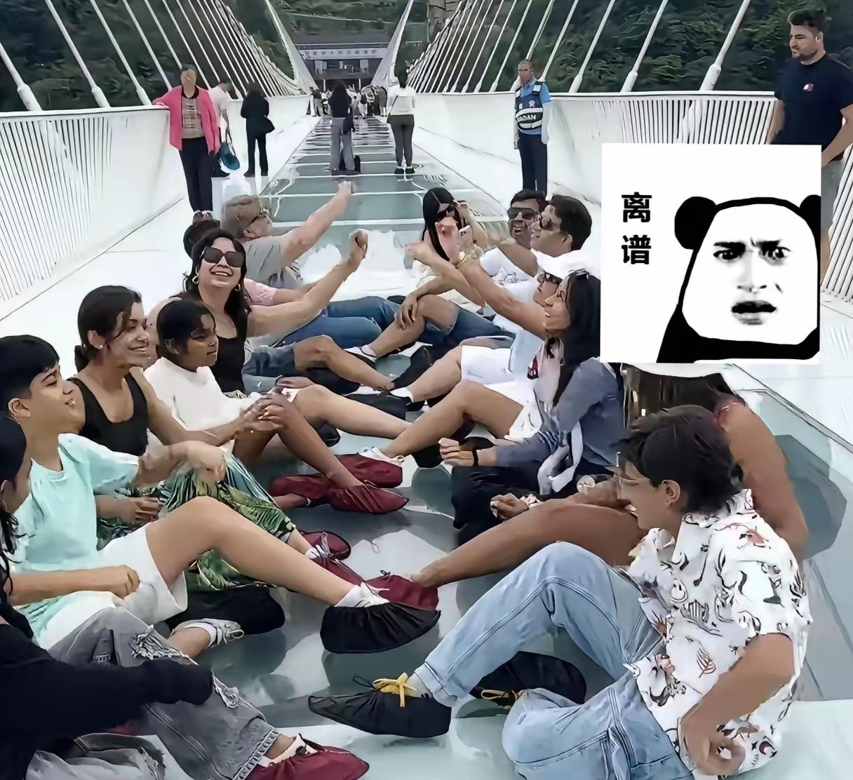 刷到印度人在张家界玻璃栈道的这一幕，说实话，真的看得人心里堵得慌，特别闹心。