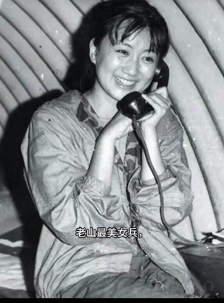 老山最美女兵在猫耳洞留影名字未知，但这名参战女兵笑容灿烂，如果不是战争，她也不