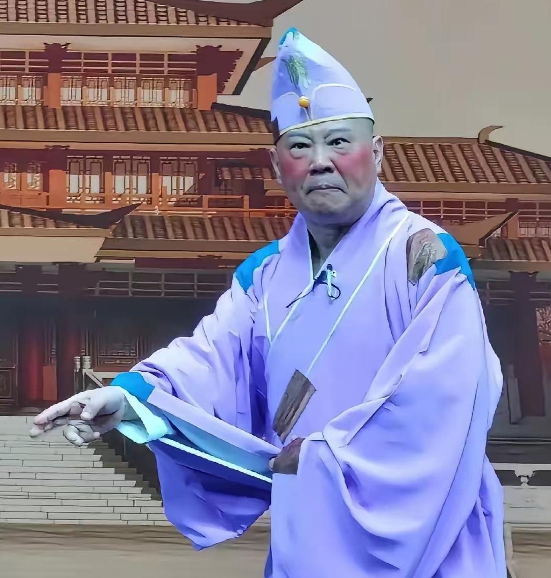“我知道，下面肯定有人拿着小本本记着，回头去举报我。”那场演出一开始，郭德纲先对