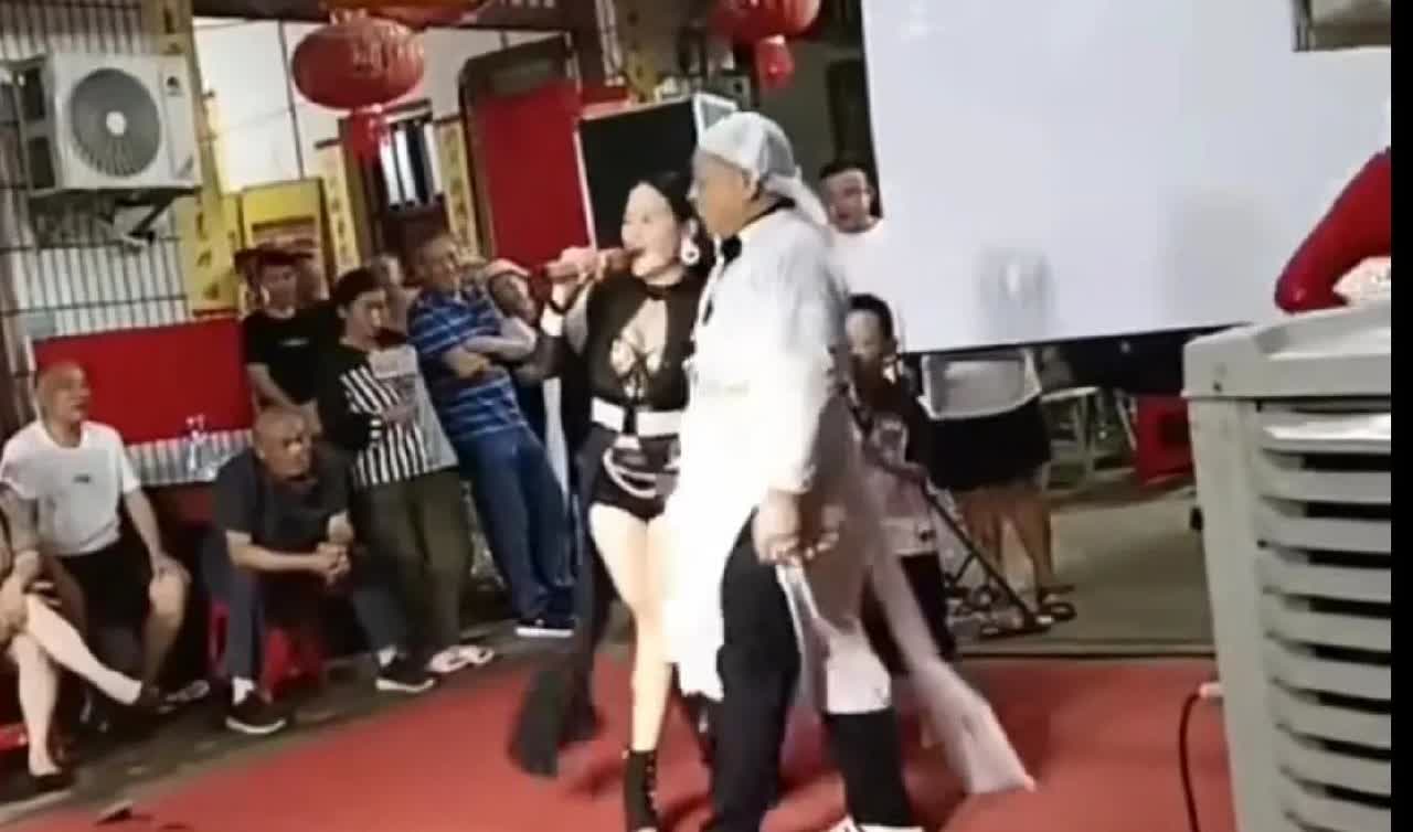 心酸！河南某地上演了一出闹剧，一男子在父亲去世当天，竟花重金请乐队前来助兴，还和