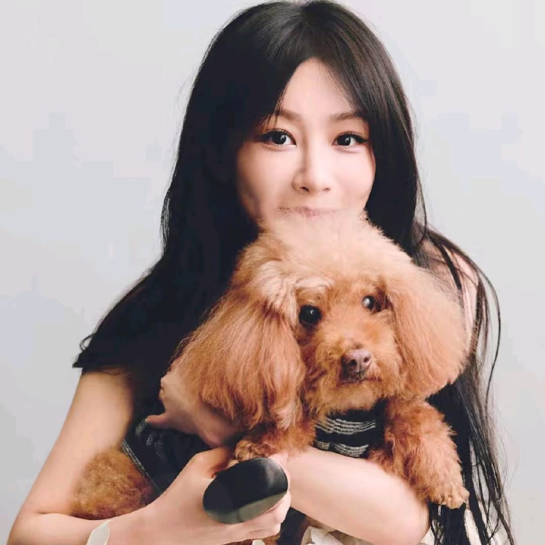 杨紫头像换成了和狗狗合照杨紫头像换成了狗狗合照哇好可爱！杨紫头像换成了和狗狗合