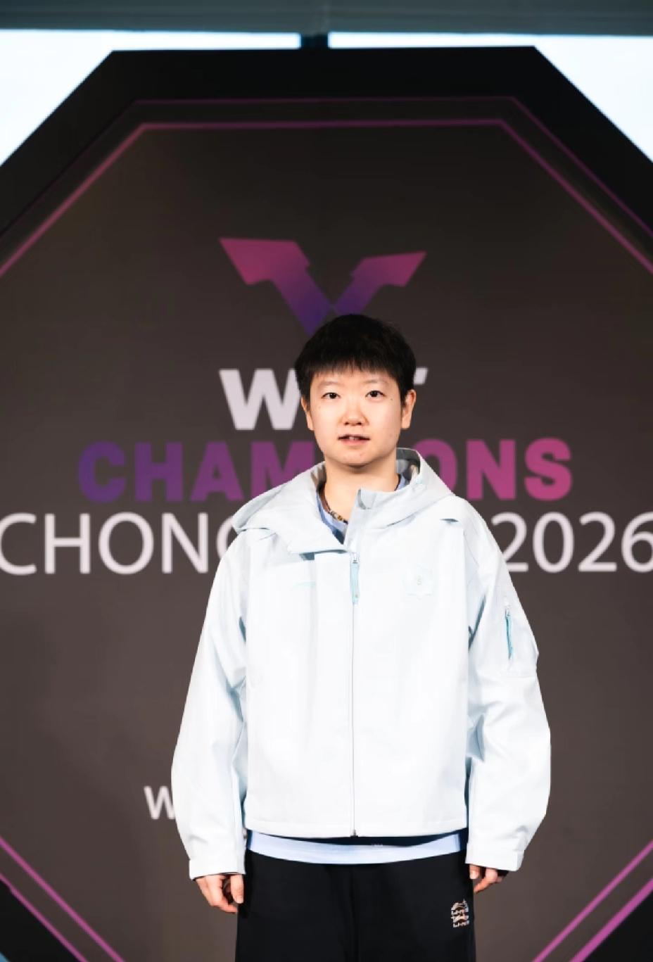 国乒重庆冠军赛晚宴照姗姗来迟，果然好饭不怕晚。可可爱爱的莎莎，板板正正的大