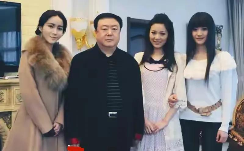 64岁导演老来得子背后：三段婚姻藏着多少欲望与代价？当64岁的尤小刚抱着襁褓中