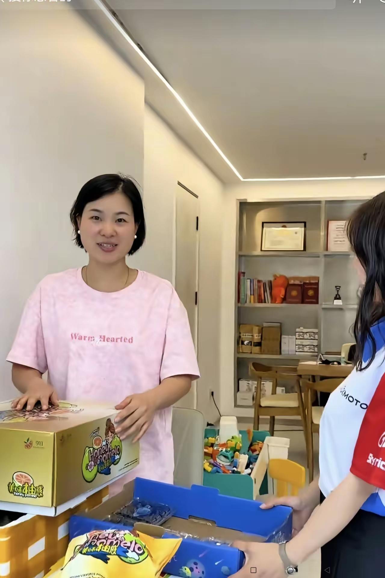张雪的妻子陈星伊真的太大方了，端午节给每个员工发四大盒礼品，有粽子，有蓝莓，有夏