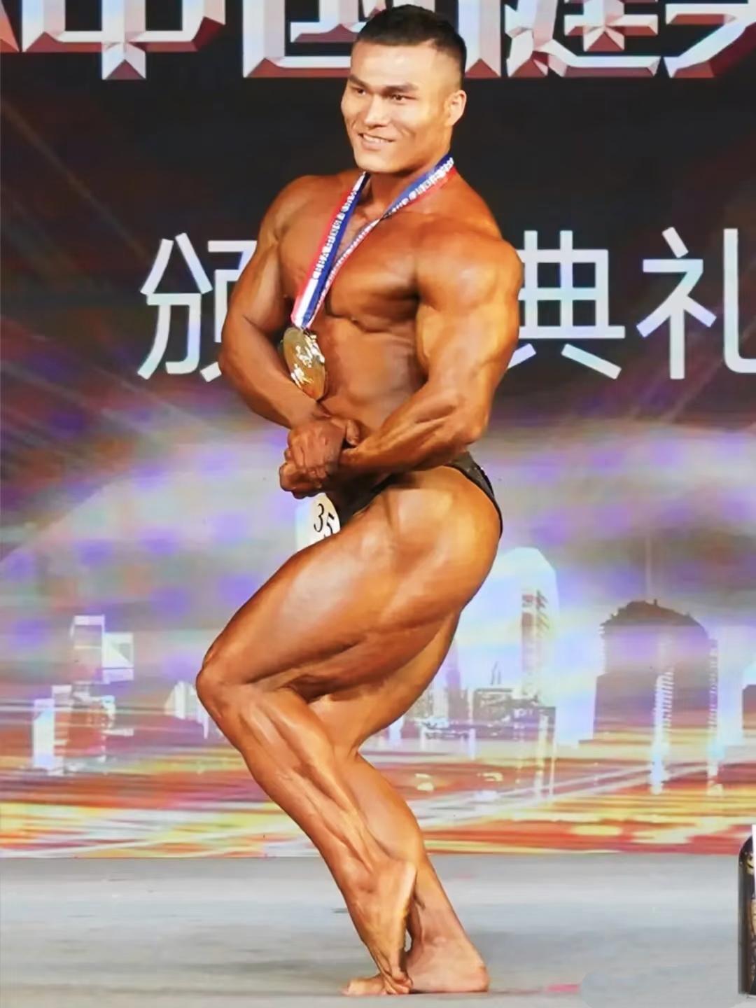 健美不知练何功，手臂粗粗膨胀胸。走火入魔伤身体，多少猝死正年轻。几块肌