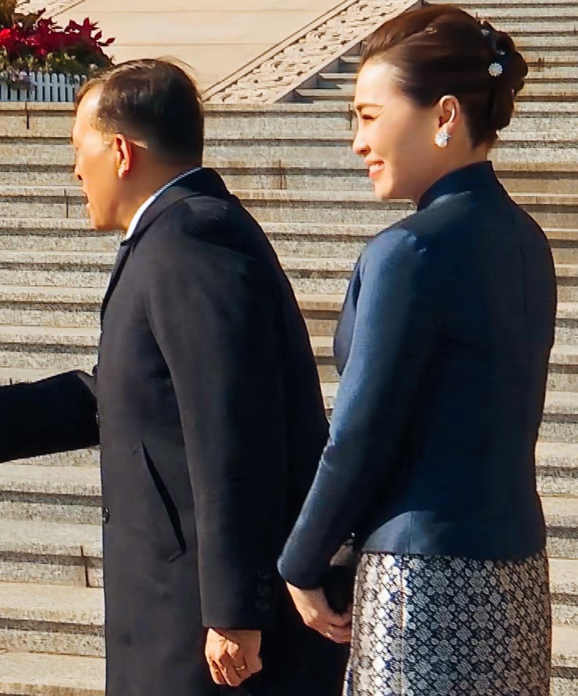 泰国王后苏提达这算不算光彩照人啊！这颜值太漂亮了！全程保持微笑，这笑容是不是