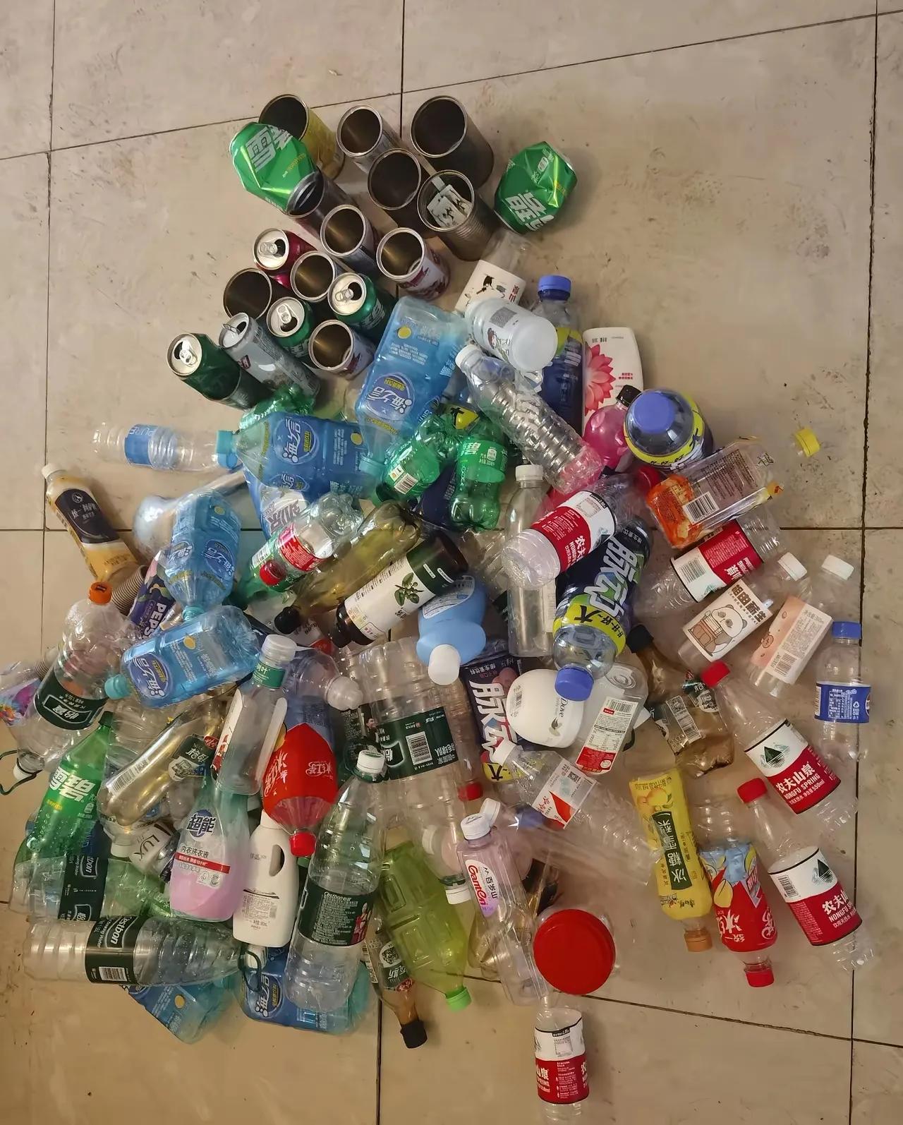 卖公司饮料瓶赚了不到10块，月薪3500的保洁阿姨被直接开除：念你干5年，没送派