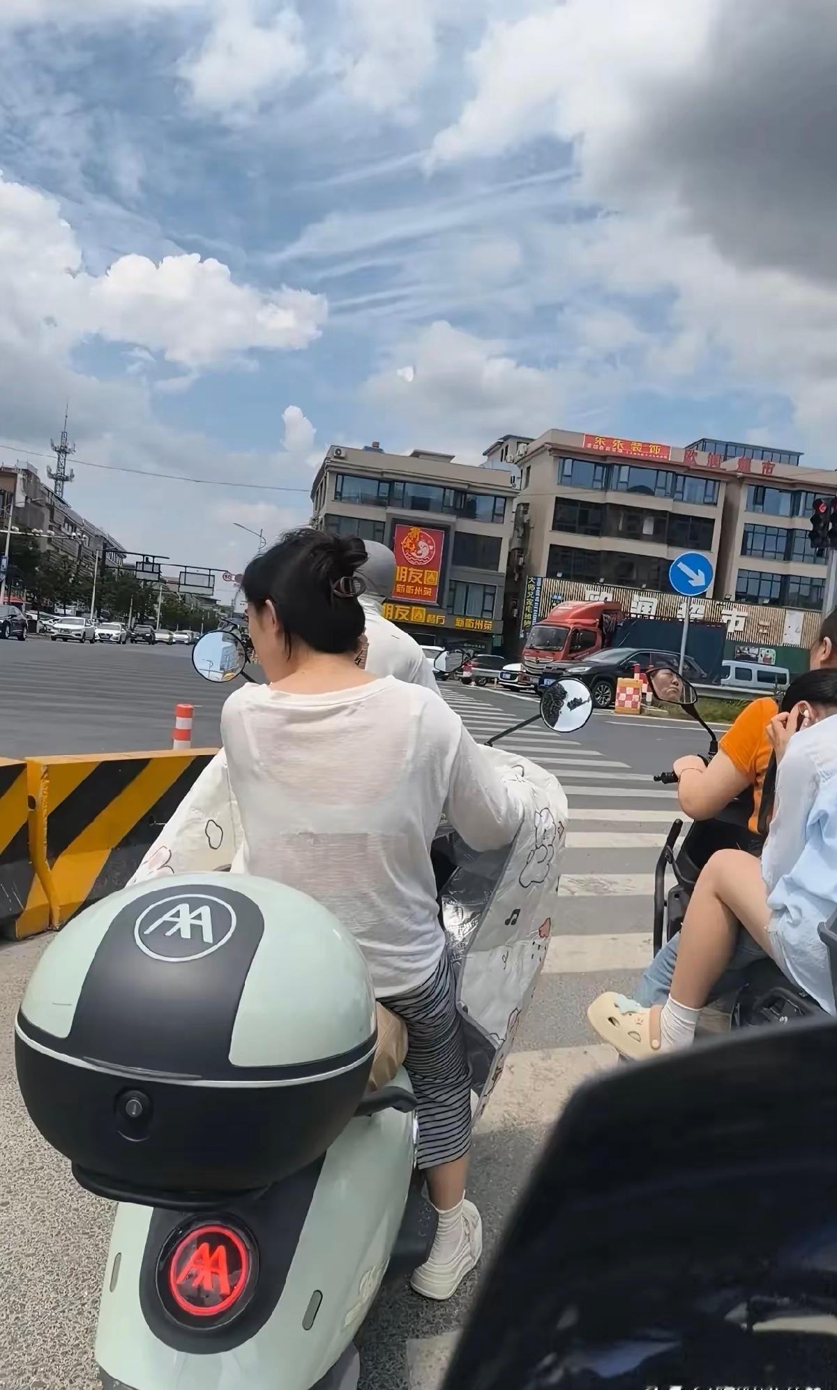 叫你偷拍，被抓包了吧