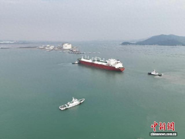 阳江港首艘LNG运输船顺利靠泊