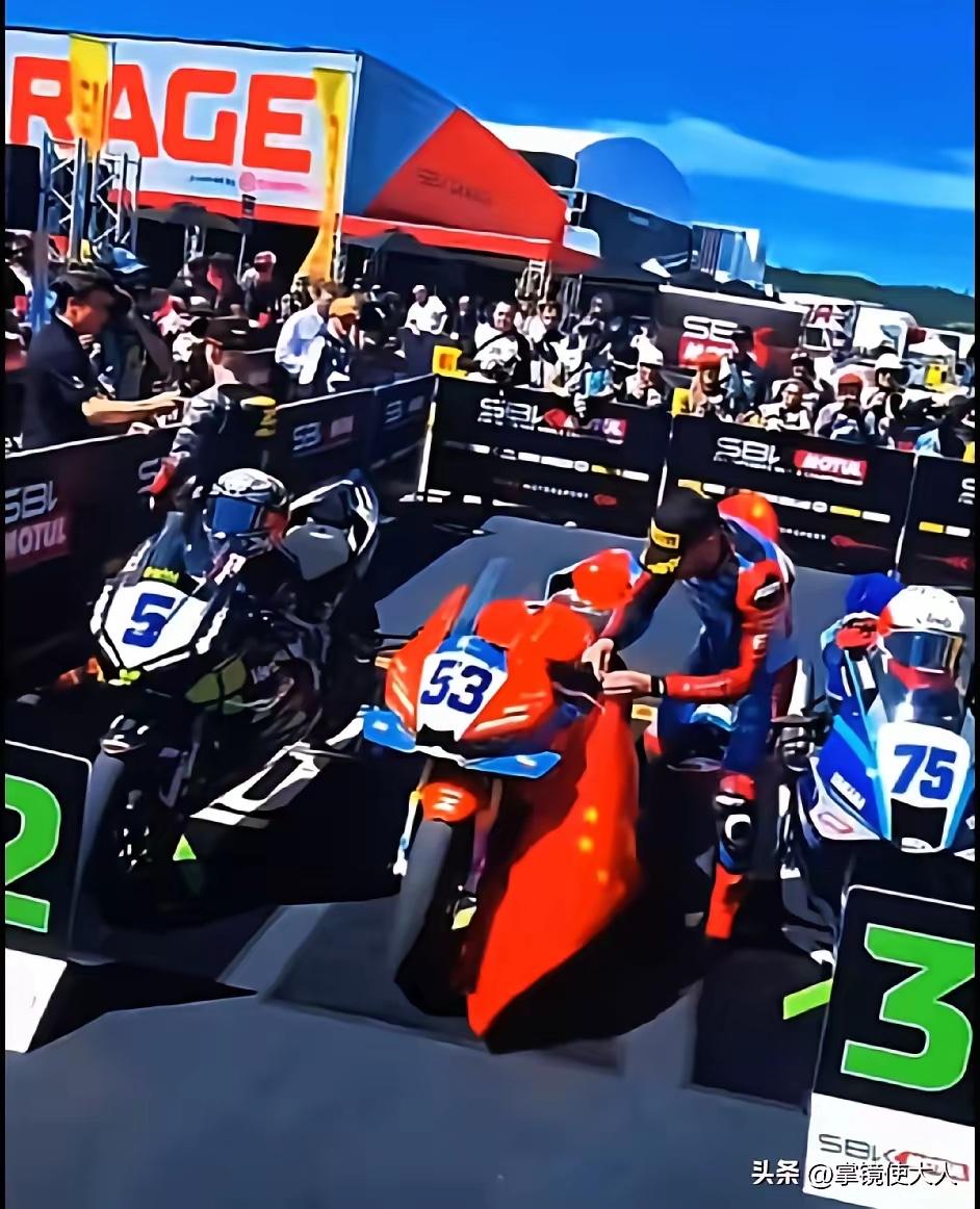 瓦伦丁夺冠后，把中国国旗挂到了53号机车的车把上，那一刻他心里是无比感谢中国的，