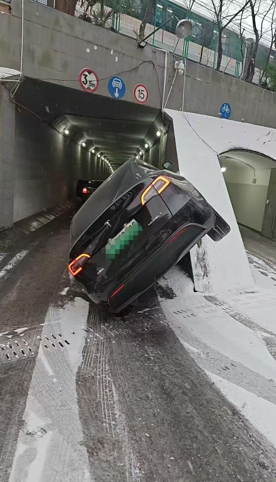 南京早高峰道路结冰严重，与往年的「一夜雪无」明显不同，造成这一情况原因是什么？