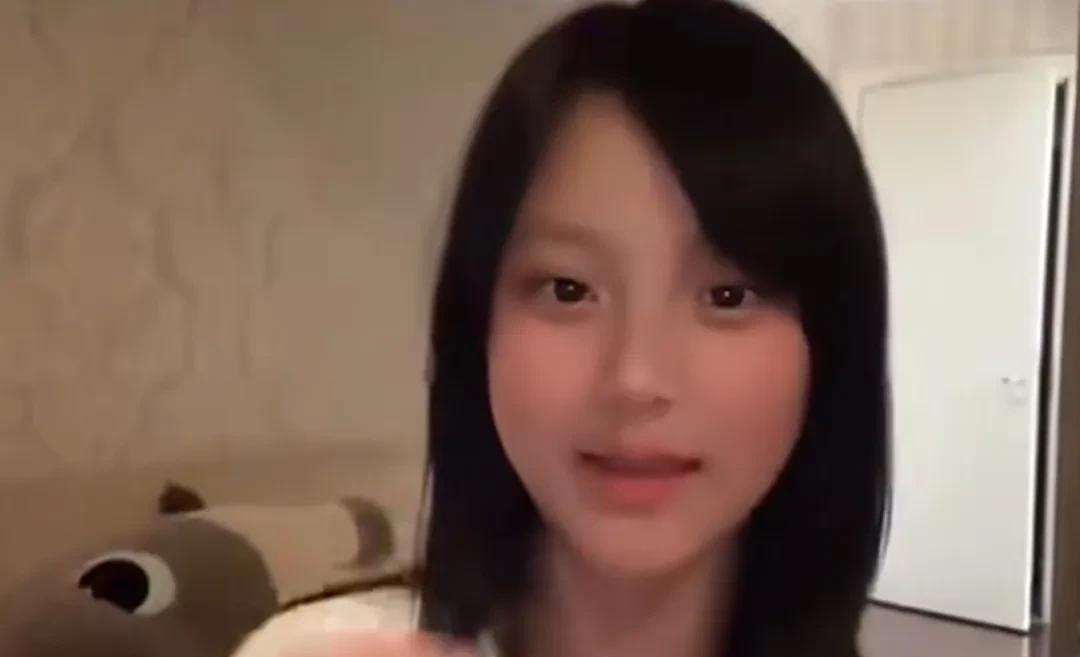贾乃亮和李小璐还有女儿甜馨共同创作的视频引热议，活泼可爱的甜馨已经出落得甜美、漂