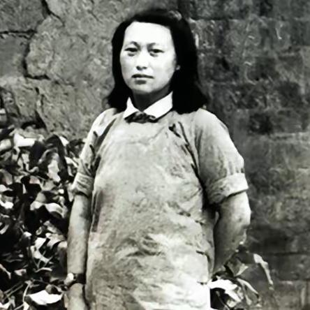 红25军准备长征时，军政治部做了一个决定：把七名女护士留下来，每人发8块银元，让