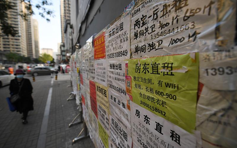 每月2000退休金够养老吗？真的不能一概而论，但放在无房的一二线城市里，基本是连