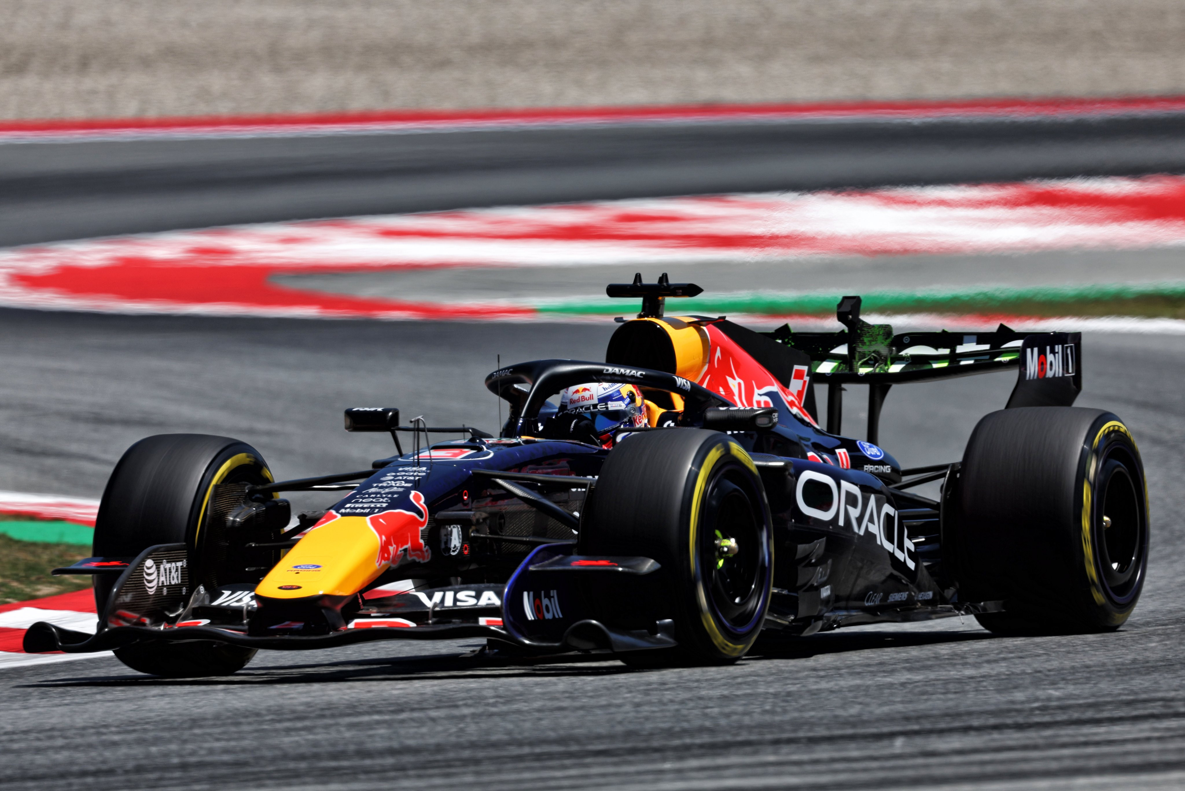 f1维斯塔潘谈红牛在周五练习中的表现：“就是没有抓地力，高速弯、低速弯、中速弯