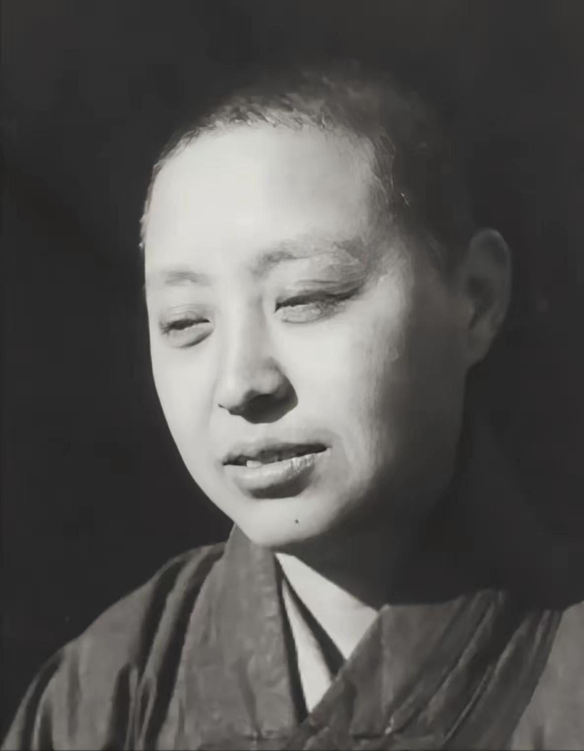 1937年，充满兽欲的日本军队冲进南京百岁宫，却被百岁宫前干柴堆上自焚的老尼姑所