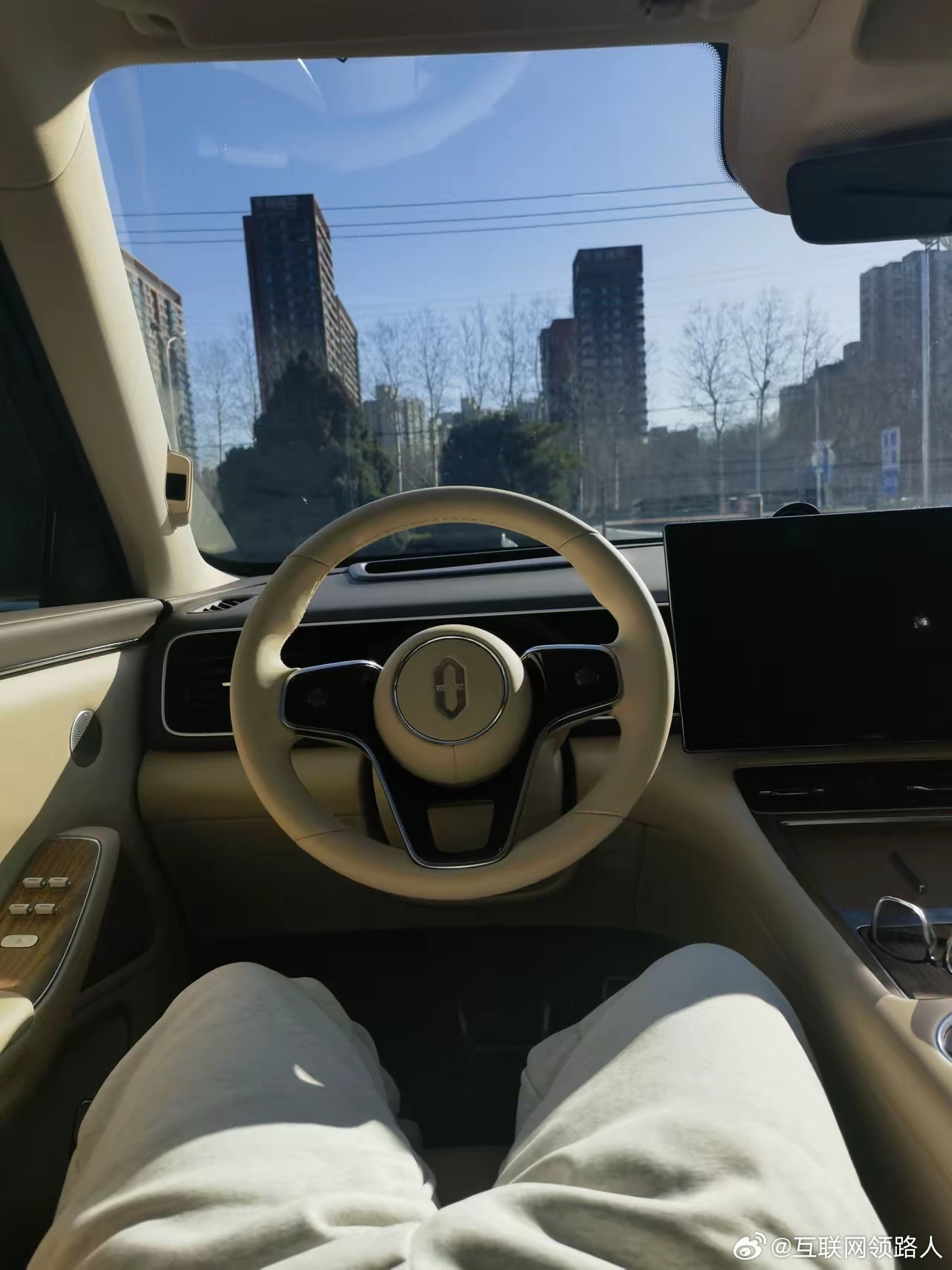 开了阵子新买的问界M7，才发现这车是真有点大。单位停车场那种斜着的车位，好几次停