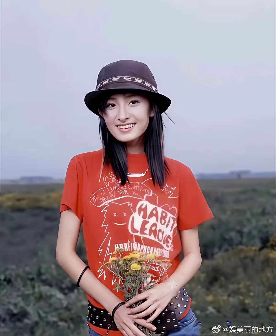 高中时候的杨幂，你觉得气质有变吗？从小到大气质都是很有灵气在。后期拔牙脸型变得柔