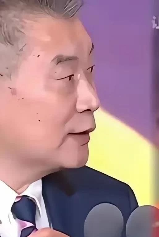 现在全网最风光的女人就是孙颖莎了吧！不是因为金牌耀眼，也不是因为名气响亮