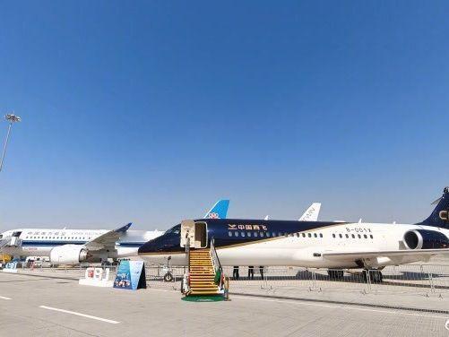 中国商飞首次亮相迪拜航展，国产C919客机与C909公务机同台展示。南航运营的C