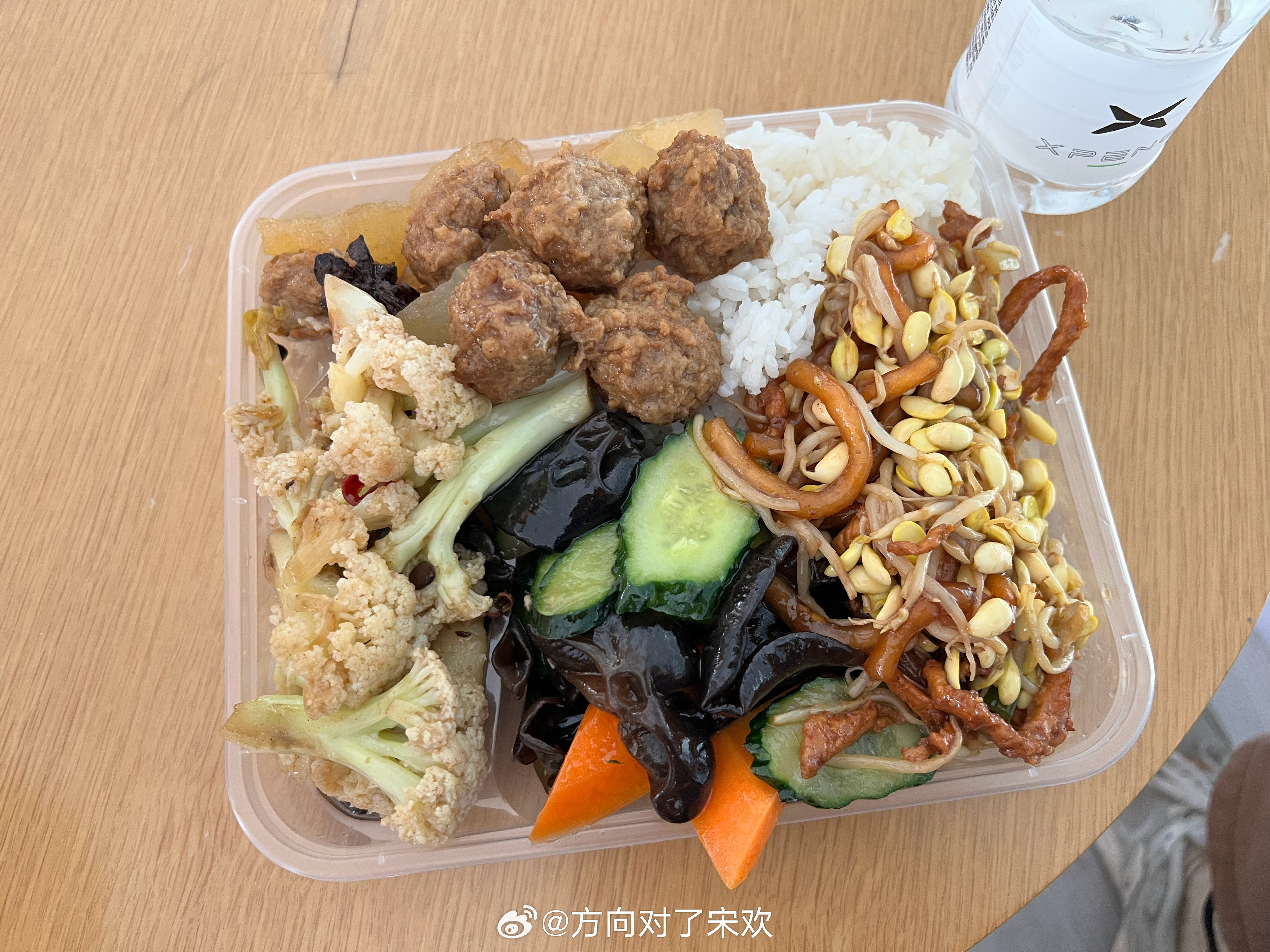 真香警告，开心，又恰上新能源车企的饭了[doge]，大姐还特热情，给我盛了好多小