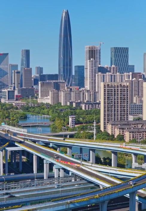 宁波和杭州相比较，在制造业和外贸加工业的黄金十年，宁波风光无限，彼时的杭州有亦步