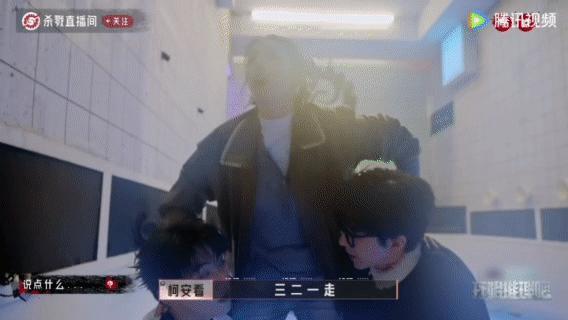 周柯宇对迪丽热巴说踩我这样的周柯宇真的是安全感满满呀，弟弟让人感觉特别暖心！团队