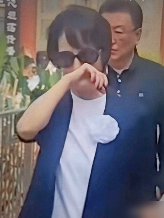 退休一年多，徐俐第一次开新媒体直播，手心里全是汗。播了几十年《中国新闻》，换个赛道居然不会说话了。敬