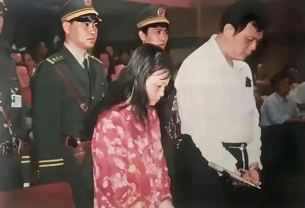 这是“海南第一贪”戚火贵与妻子符荣英在海南中级人民法院受审时被拍下的照片，他因受