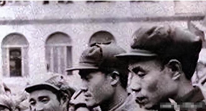 1977年，一位前途大好的部队技术干部被下放长江边上当普通渔民，熬过两年低谷期后