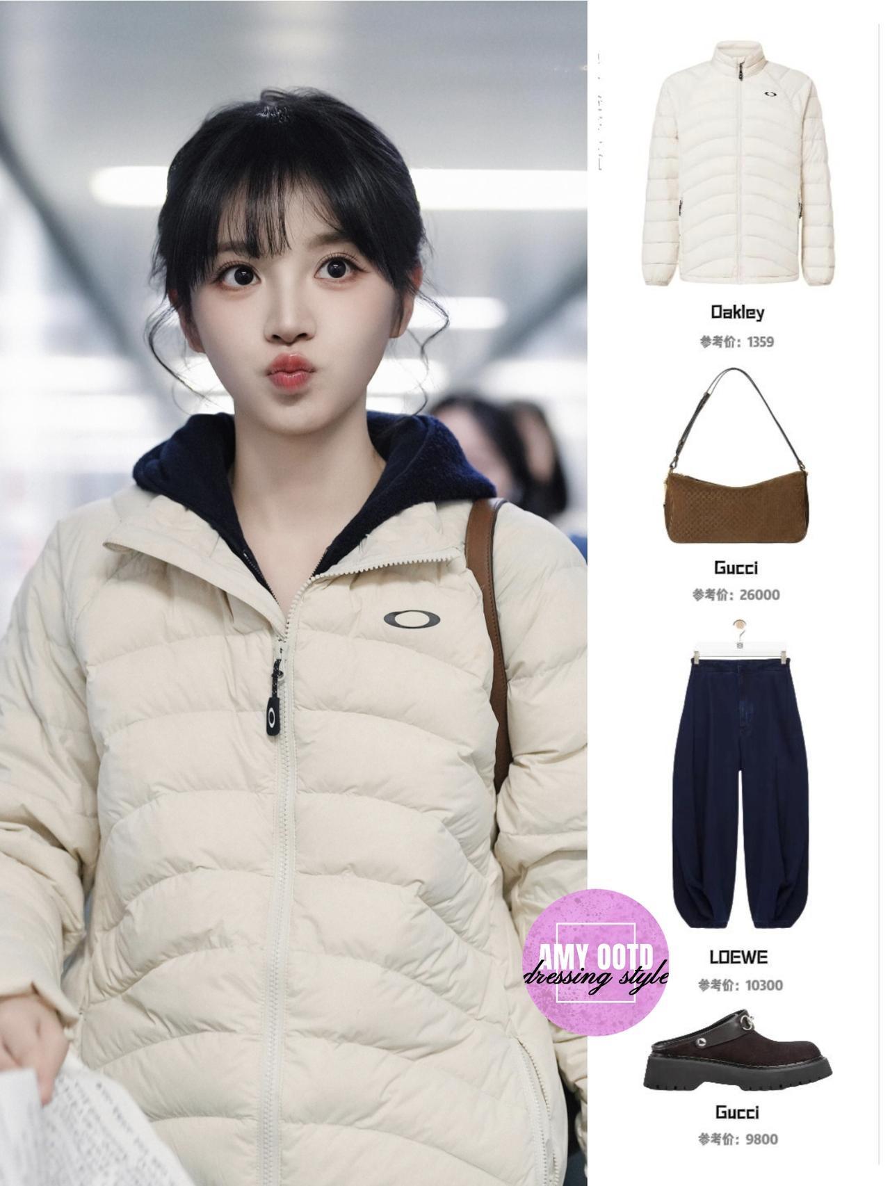 田曦薇这身机场造型太戳“软萌贵气感”了！米白羽绒服叠搭藏蓝连帽内搭，温柔又保暖；